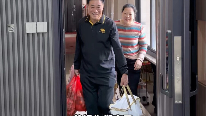 عندما أعتني بالطفل وحدي، دائماً ما يهبّ حماي لمساعدتي...