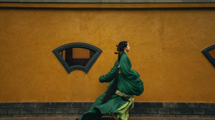 “这一世太漫长却止步咫尺天涯间。”