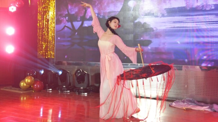 [Red Horse] Một vài động tác đã khiến các fan nước ngoài trên khán đài hét lên.