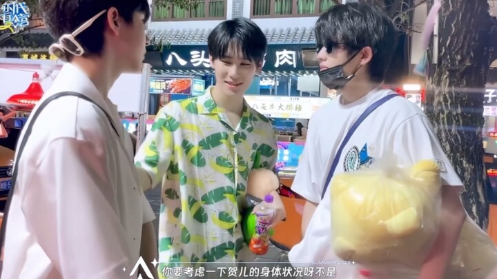 Kak Zhang: Kita harus pertimbangkan kondisi tubuh He’er. Hahaha… Keceplosan kayak gini bikin ngakak 