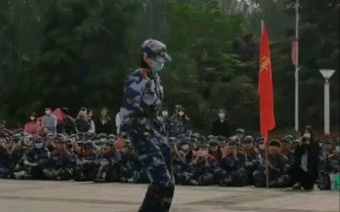 【PZMDXD】Socially phobic female college student sings a song during military training and dances to B