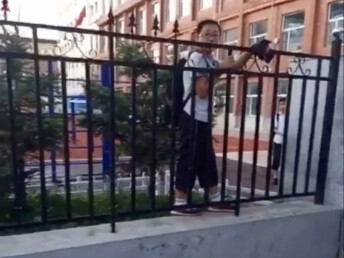 الأخ هُو يُعلّم التلاميذ الصغار