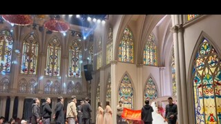 新娘扔手捧花伴娘们都不接，还有伴娘直接躲开了