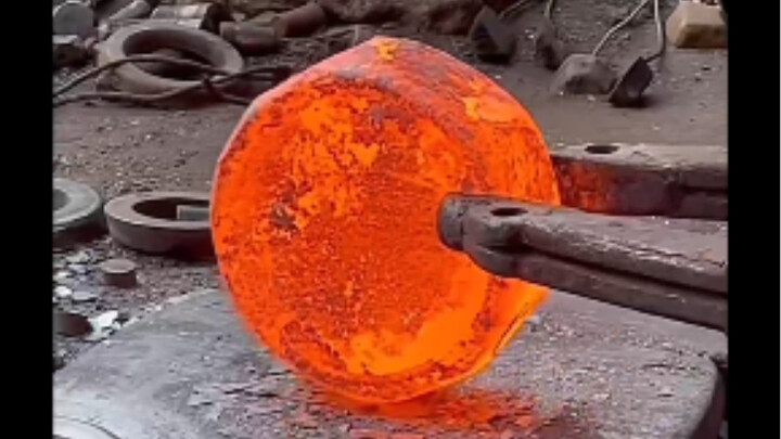 Crispy dried persimmon cakes—yummy or not? Forged with a super stress-relieving process!