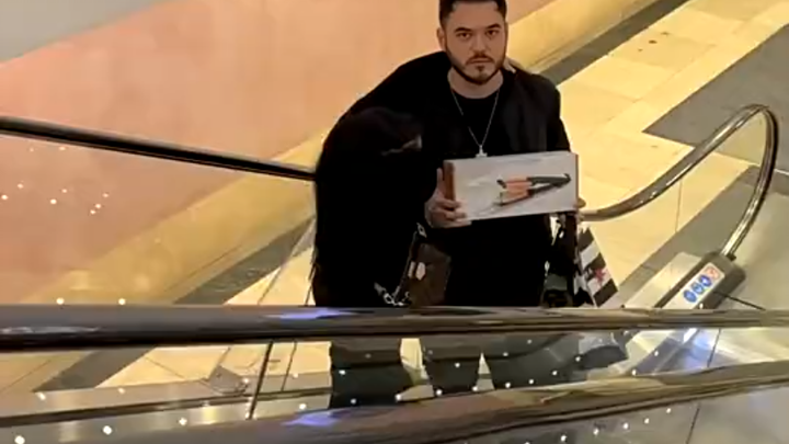 Khoe khoang lẫn nhau