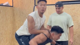 Menantang pemain rugbi nomor satu Tiongkok sangatlah sulit.