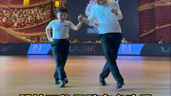 الشباب اللاتينيون مشهورون جدًا. انظروا كم يكتسب مع ازدياد ثقته بنفسه!