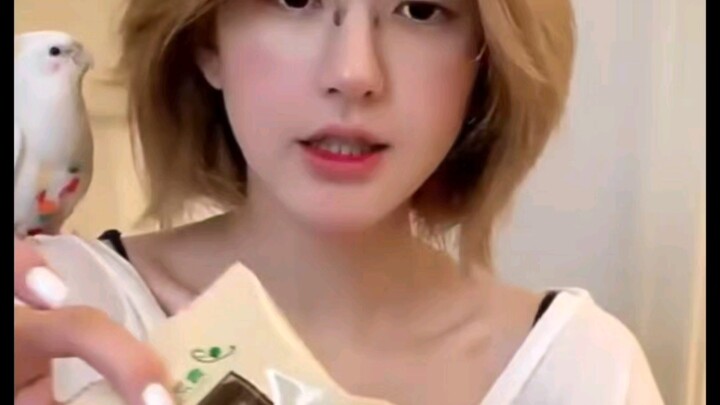 พูดว่าไม่ใช่โฆษณา ให้เพื่อนซี้สาบาน ทั้งที่คำพูดก็ท่องผิด แถมตอนดื่มก็แกล้งทำอีก ช่างน่าปวดหัวจริงๆ 