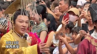 ظهر الممثل تشنغ قوه لين في منطقة تشيانقو تشينغ السياحية في شيآن، فقال أحد المستخدمين: "كيف يلعب هو أ