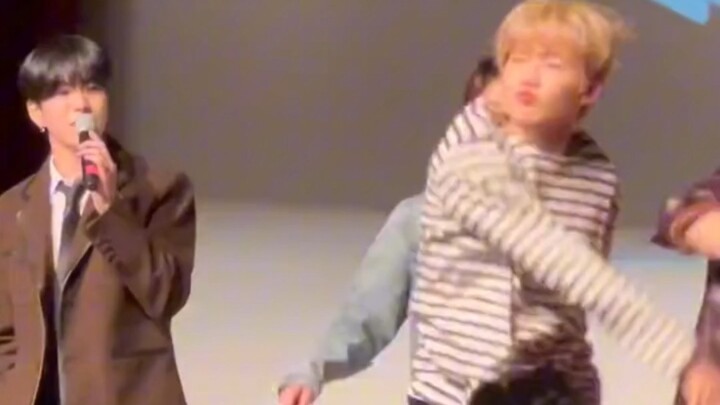 【Kim Jun-kyu】S–Class｜Tantangan tari yang sangat lucu｜Membuat Xiao Cainai terpana｜Seoul FM｜TREASURE