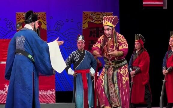 Di balik panggung, sang guru juga berpesan kepada saya, berharap generasi muda bisa segera menguasai