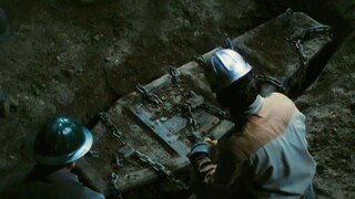 工人挖到一口棺材，以为藏有宝贝，不料竟释放出一只怪物