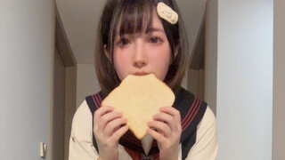 Tantang diri Anda untuk menari Selamat Pagi Jumat sambil memegang sepotong roti di mulut Anda!