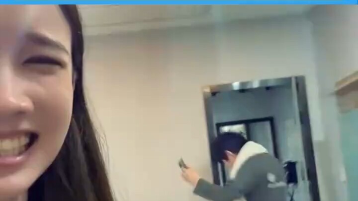 Pasangan muda menginap di hotel ketika petugas melakukan pemeriksaan kamar. Sang perempuan yang terl