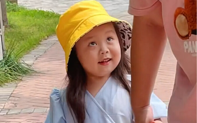 Trong tủ quần áo của mẹ chỉ toàn đen, trắng, xám, sao lại có một cô con gái sặc sỡ như con cơ chứ.