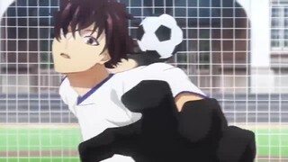 mencetak gol dengan lemparan tangan