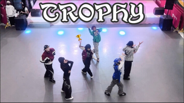 Penampilan cover dance TROPHY di sesi roadshow yang memenangkan gemuruh dukungan dan sorakan seluruh
