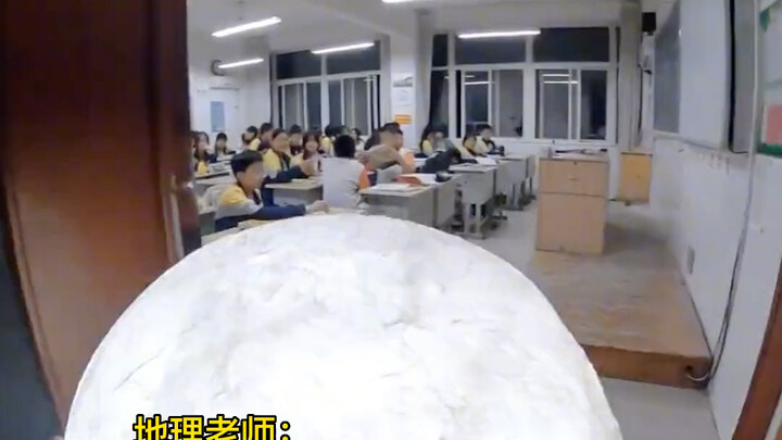 A post-90s geography teacher creates a lunar model and shoots stunning atmospheric photos of the moo