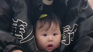 Bố dẫn bé đi đánh mạt chược, không ngờ biểu cảm của bé lại đáng yêu đến thế, cư dân mạng bình luận: 