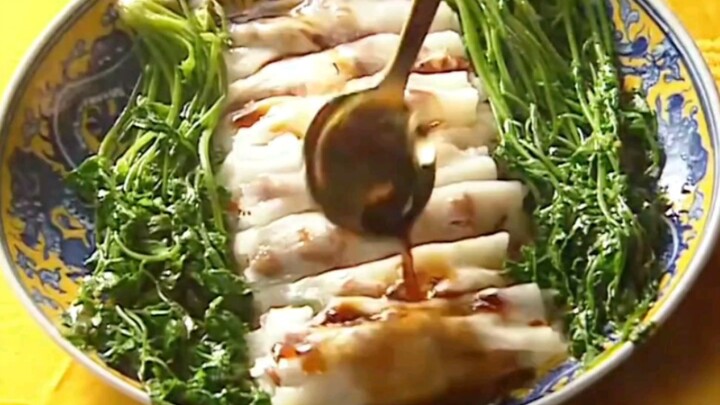 Qianlong tries Cantonese barbecued pork cheong fun for the first time—unbelievably rich and silky! #