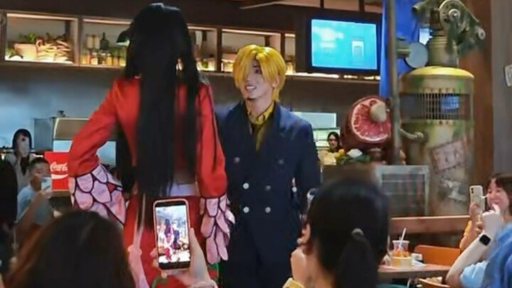 Cosplay of the Supreme Empress! A real-life iconic scene from One Piece