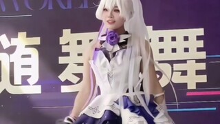 Look at this adorable Qibao dancing and jumping—so cute!!!