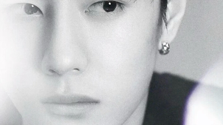 Bisa memeluk pinggangnya, mengelus kepalanya, hahaha