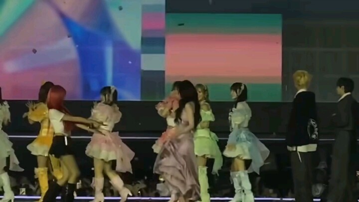 Princess Yoo Ji-min has even hooked the Sakura Girl behind her!