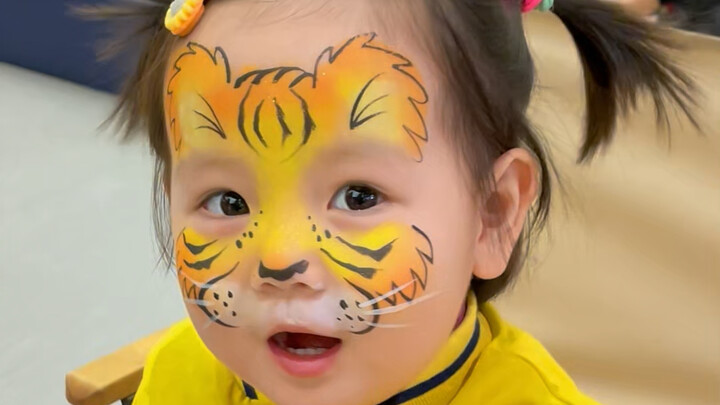 Em bé 3 tuổi vẽ tranh màu thu hút đông người xem