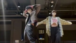 Ten và Lisa cùng nhau nhảy theo bài "Kick Back"!