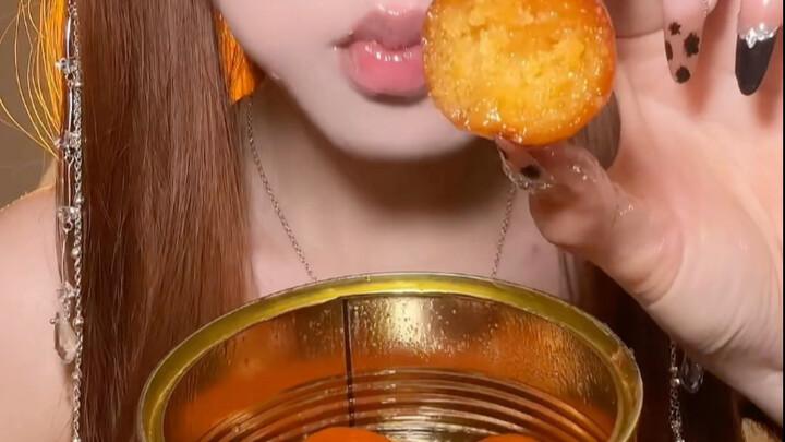 Ăn một viên tròn lớn, ngon quá! Ngon ngoài sức tưởng tượng, không kinh khủng như trên mạng đồn đại. 