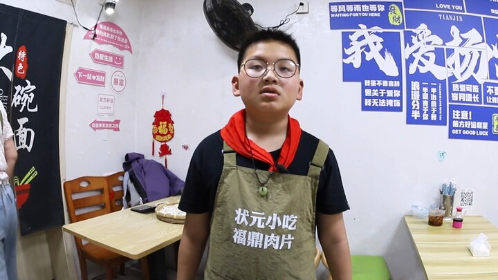 กลับบ้านไม่ได้! น้องชายวัย 10 ขวบเล่าว่า “ตอนแม่ยังไม่เปิดร้าน ก็ได้แต่นอนในเต็นท์”