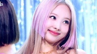 الأميرة ذات الشعر الأملس البودرة تُطلّ بقصة شعر جديدة! لين نا-يون في عرض أداء أغنية "POP!" باللون ال