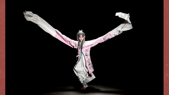 Guo Xiaojing, pamerkan lengan bajunya yang panjang. - Fotografi Opera Huayun Peking