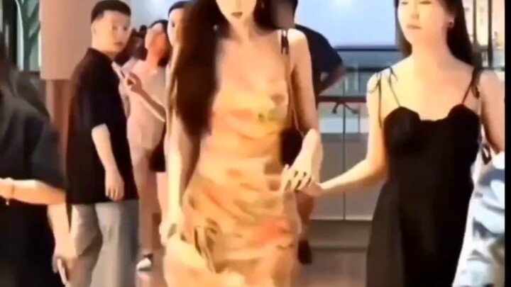 ช่างสมกับเป็นวงการดาราจริงๆ ใครจะไปคิดล่ะว่าแค่ภาพหลังของเธอในรูปปล่อยล่วงหน้าก็ทำให้คนจดจำได้ข้ามศต