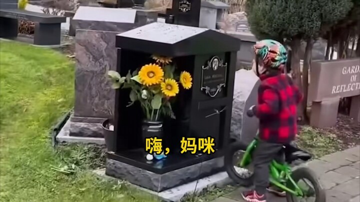 Bocah laki-laki kecil bersepeda melewati makam ibunya, menyapa dengan ramah... hingga akhirnya ciuma