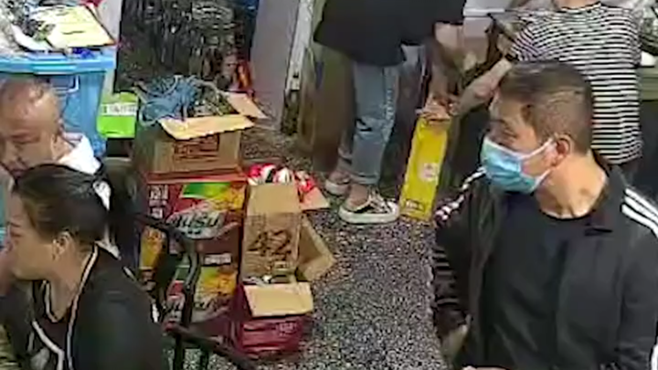 Subduing the criminal with bare hands, thumbs up 👍