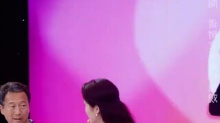 Seorang pekerja migran diminta pada kencan buta untuk menunjukkan berapa banyak tabungan yang dimili