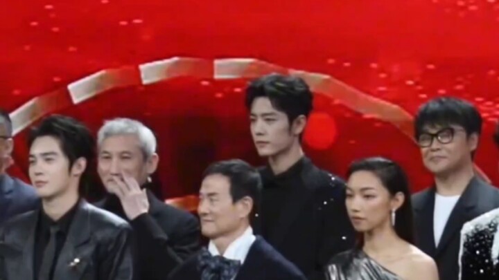 He stands out from the crowd, with a handsome appearance and a dignified manner! Xiao Zhan!
