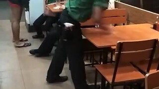 见过的手速最快的服务员， 就像独自开了2倍速，还不忘耍耍帅！
