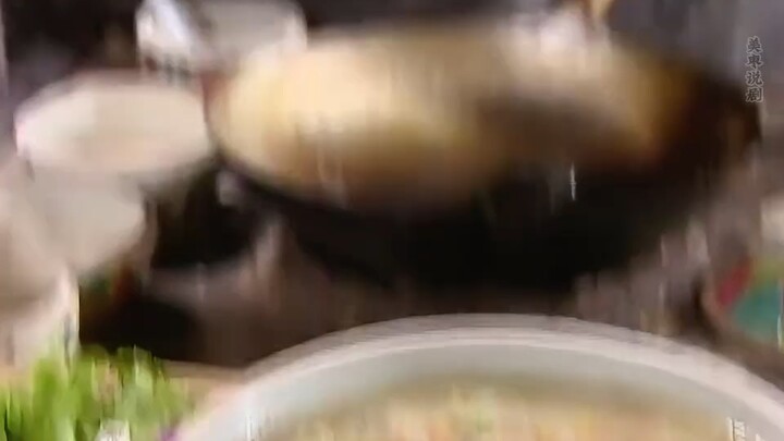 พ่อครัวทำปลาคาร์พผัดเปรี้ยวหวาน ตอนเสิร์ฟ ปากปลายังขยับอยู่ แต่กรรมการที่ได้ชิมกลับชมไม่หยุด "ราชาแห