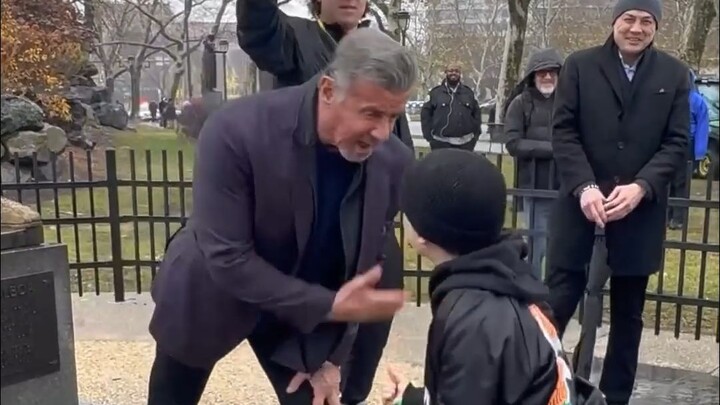 9-year-old boy "surprise" Stallone at the event and recites classic lines from "Rocky 6"