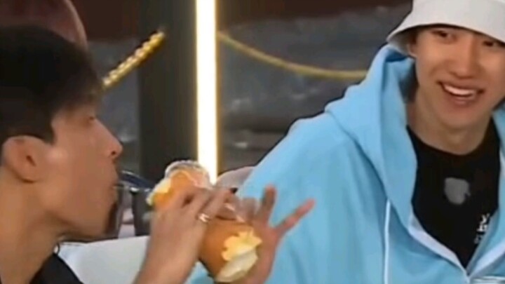 [Second Person Eats] When they were poor back then, how did the team leader manage to keep them all 