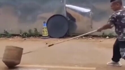 คุณลุงถึงขั้นยืมแรงจากสกูตเตอร์ไฟฟ้าเพื่อเล่นลูกข่าง ชาวเน็ตแซว: ลูกข่างนี่ไปทำผิดกฎสวรรค์หรือไง?