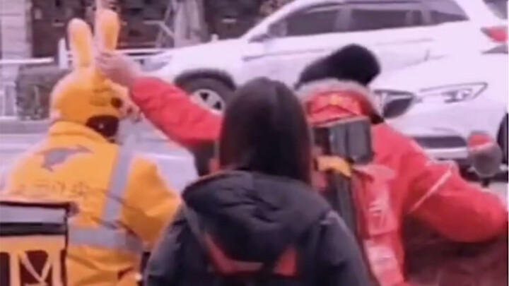 McDonald’s giờ chẳng còn phải ghen tị với Meituan nữa: sau chiếc mũ bảo hiểm tai thỏ của Meituan, Mc