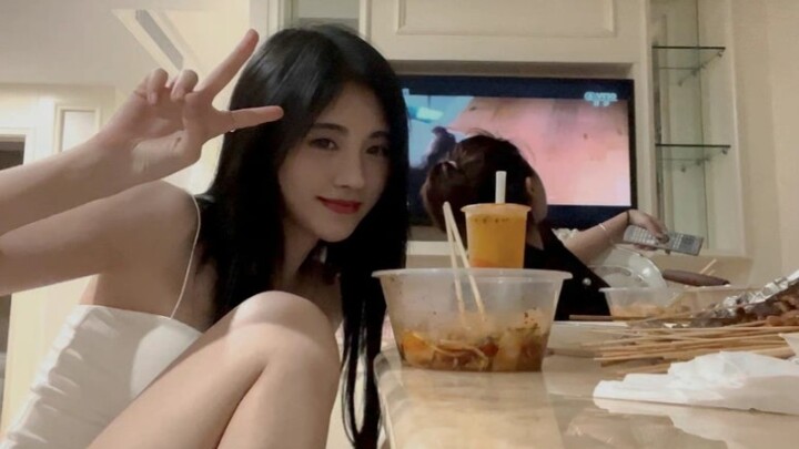 ［جو جينغ يي］سيلفي أمام المرآة… موجودة!!!