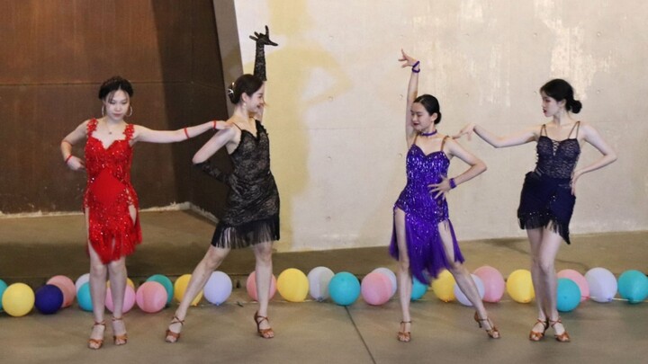 เพื่อเต้นแซ็กซ์จังหวะช่าช่า เราถึงกับนำชุดแข่งที่แวววาวมาใส่เลยนะ