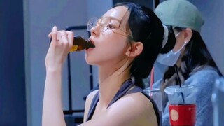 素颜眼镜背心！柳智敏怎么喝个饮料都那么帅！