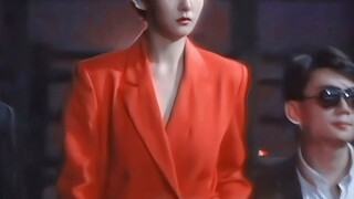 一身红色西装出场，又帅又拽又媚！