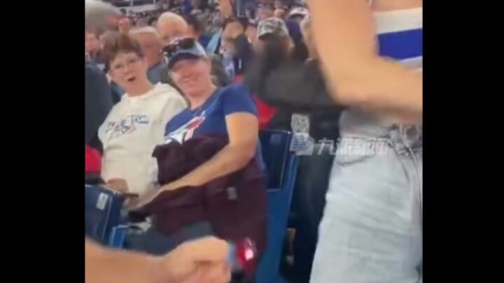 Ngày 5 tháng 10, theo New York Times: #Người đàn ông quỳ gối cầu hôn bạn gái trên sân bóng, nhưng ng